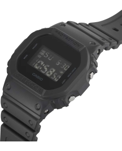 Купить Японские наручные часы Casio G-SHOCK DW-5600UBB-1 с хронографом  в E-mobi
